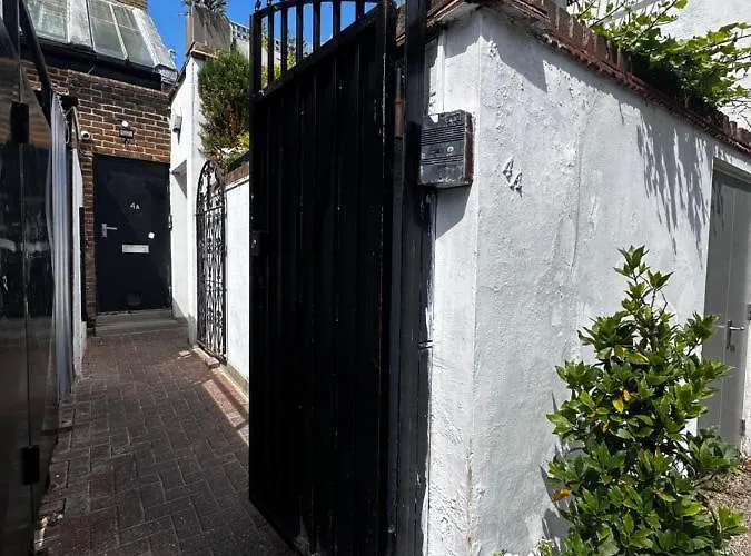 Studio Flat In The Heart Of Hampstead, London